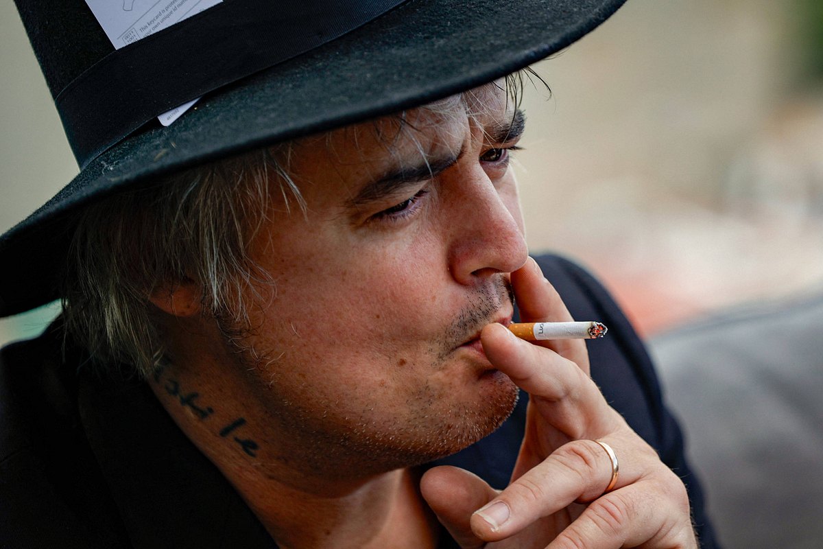 Pete Doherty raucht