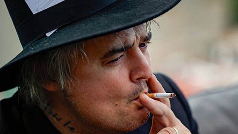 Pete Doherty raucht - Foto: IMAGO / ABACAPRESS
