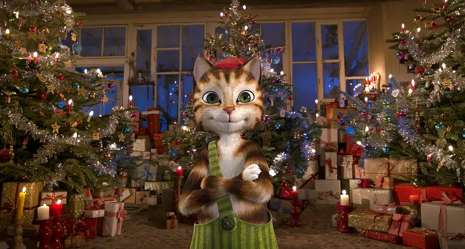 Pettersson und Findus - Das schönste Weihnachten überhaupt Findus trägt eine rote Mütze und einen grünen Hosenanzug mit einem Träger. Er steht inmitten von drei Weihnachtsbäumen und vielen Geschenken.