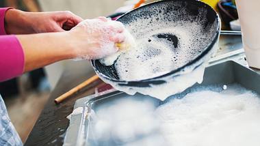 Pfanne mit Salz reinigen: 6 geniale Tricks mit denen angebrannte Pfannen wieder glänzen - Foto: gilaxia/iStock