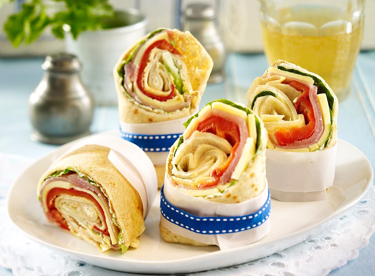 Pfannkuchen-Wraps Low Carb mit Lachschinken und Paprika