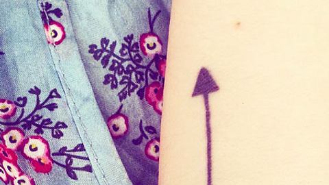 pfeil tattoos bedeutung - Foto: Screenshot Instagram / holyqueenmary