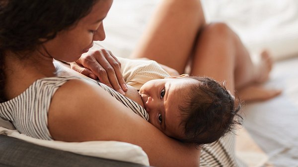 Piercing in der Stillzeit - Foto: eventyFour/iStock