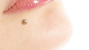 piercing narbe entfernen - Foto: iStock