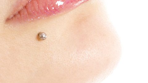 piercing narbe entfernen - Foto: iStock