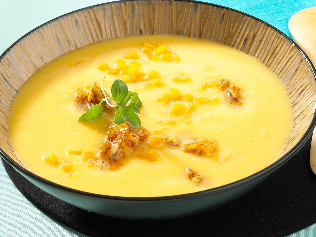 Pikant-würzige Muskatkürbissuppe mit Ingwer und Nüssen Pikant-würzige Muskatkürbissuppe mit Ingwer und Nüssen