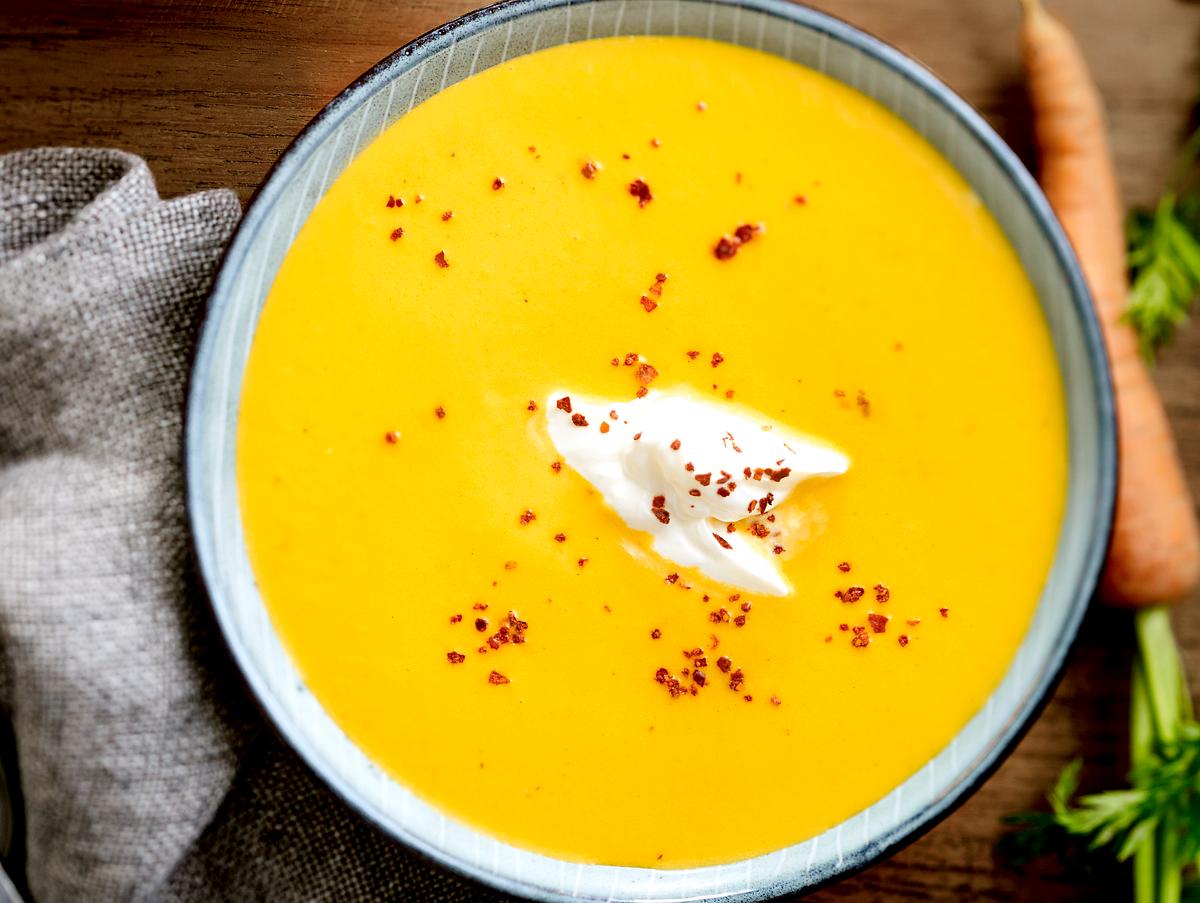 Pikante Kürbissuppe mit Butternut, Chiliflocken und Möhren