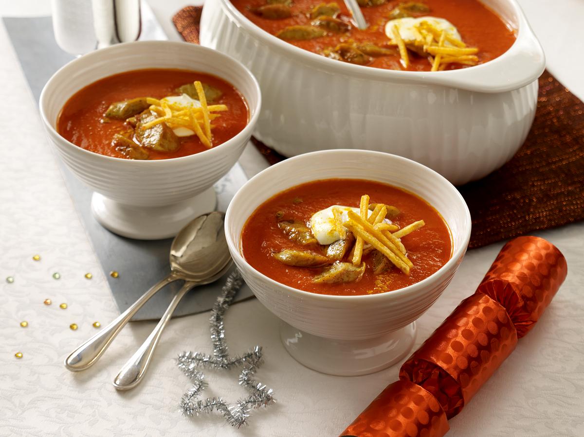 Pikante Mitternachtssuppe mit deftiger Bratwurst und Curry