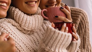 Pilling entfernen: So befreist du Pullis von Fusseln und Knötchen - Foto: fotostorm/iStock