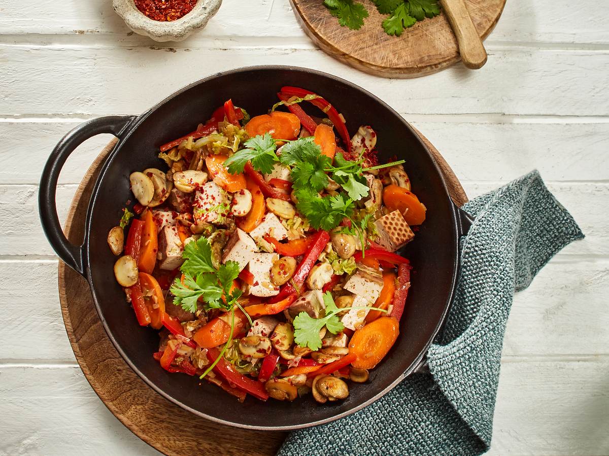 Vegane Pilzpfanne mit Räuchertofu.