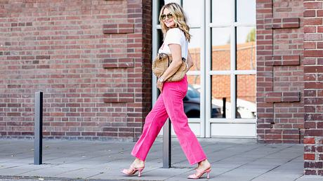 pinke hose kombinieren - Foto: Getty Images / Streetstyleshooters