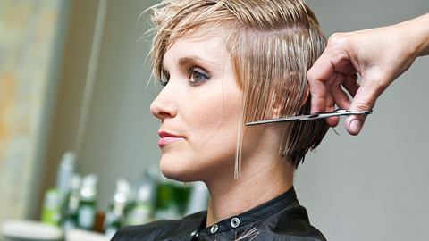 Frau werden die Haare kurz geschnitten (Themenbild) - Foto: dnberty/iStock