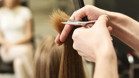 Wir zeigen die schönsten Varianten des Pixie Cuts in Blond.  - Foto:  Prostock-Studio/iStock (Themenbild)