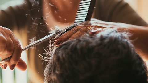 Um dickem Haar die Schwere zu nehmen, ist ein Pixie Cut die ideale Frisur. - Foto: Cavan Images/Getty Images (Themenbild)