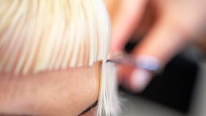 Dünne Haare bekommen mit einem Pixie Cut mehr Fülle. - Foto: Getty Images/ CasarsaGuru