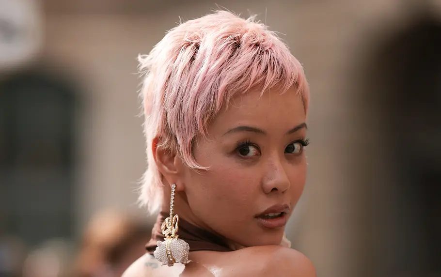 Originell: Der Pixie Cut für dünne Haare in Pastelltönen Ein Pixie in Pastelltönen sorgt für Dimensionen in dünnem Haar.