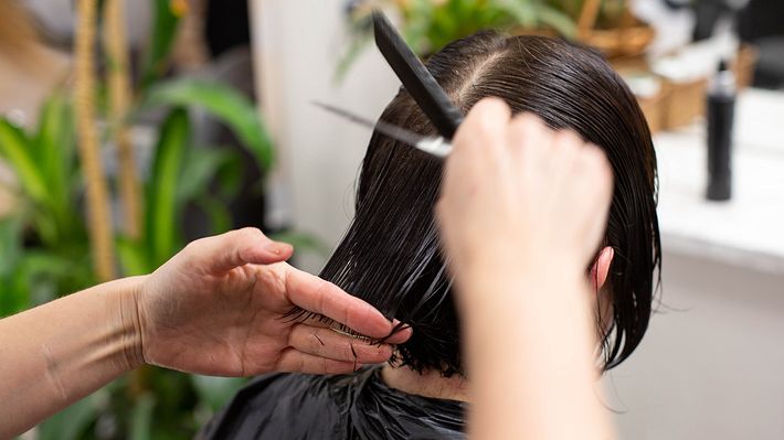 Wir zeigen die besten Pixie Cut für Frauen ab 50 mit Brille. - Foto: Natalia Shishkova/iStock (Themenbild)