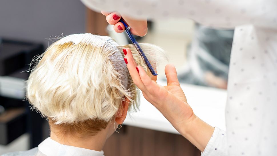 Pixie Cut für Brillenträger: Diese 3 angesagten Pixie-Frisuren sehen an Frauen mit Brille besonders gut aus - Foto: okskukuruza/iStock