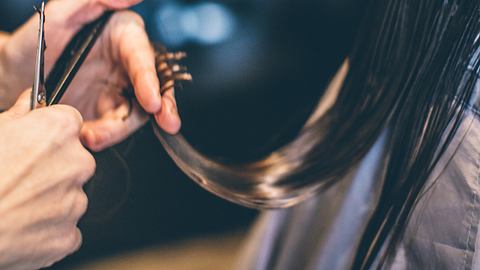 Der Pixie Cut ist die ideale Frisur für Frauen ab 70. - Foto: eclipse_images/Getty Images (Themenbild)