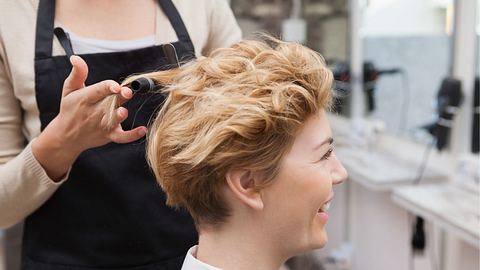 Pixie Cuts mit Locken: Die 5 peppigsten Varianten des Curly Pixies  - Foto: Wavebreakmedia/iStock