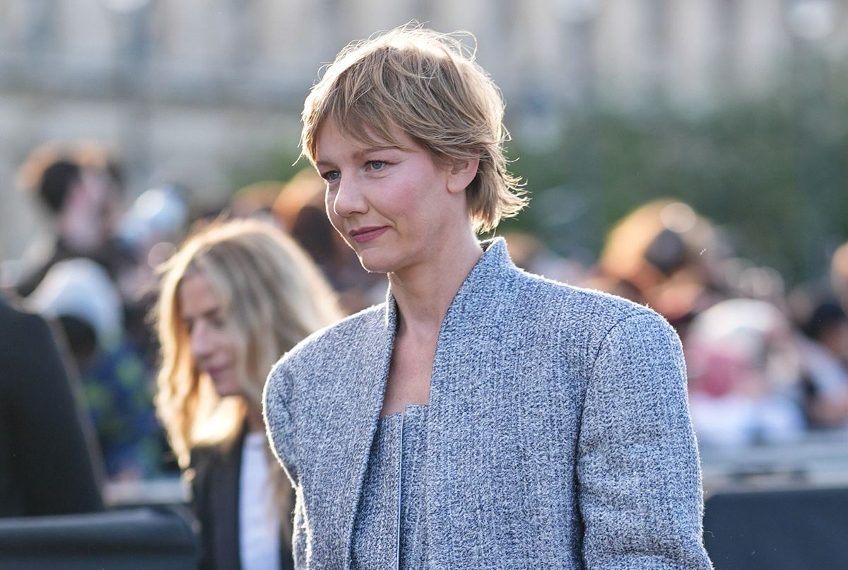 Lässig: Sandra Hüller trägt einen blonden Pixie Cut mit Curtain Bangs.