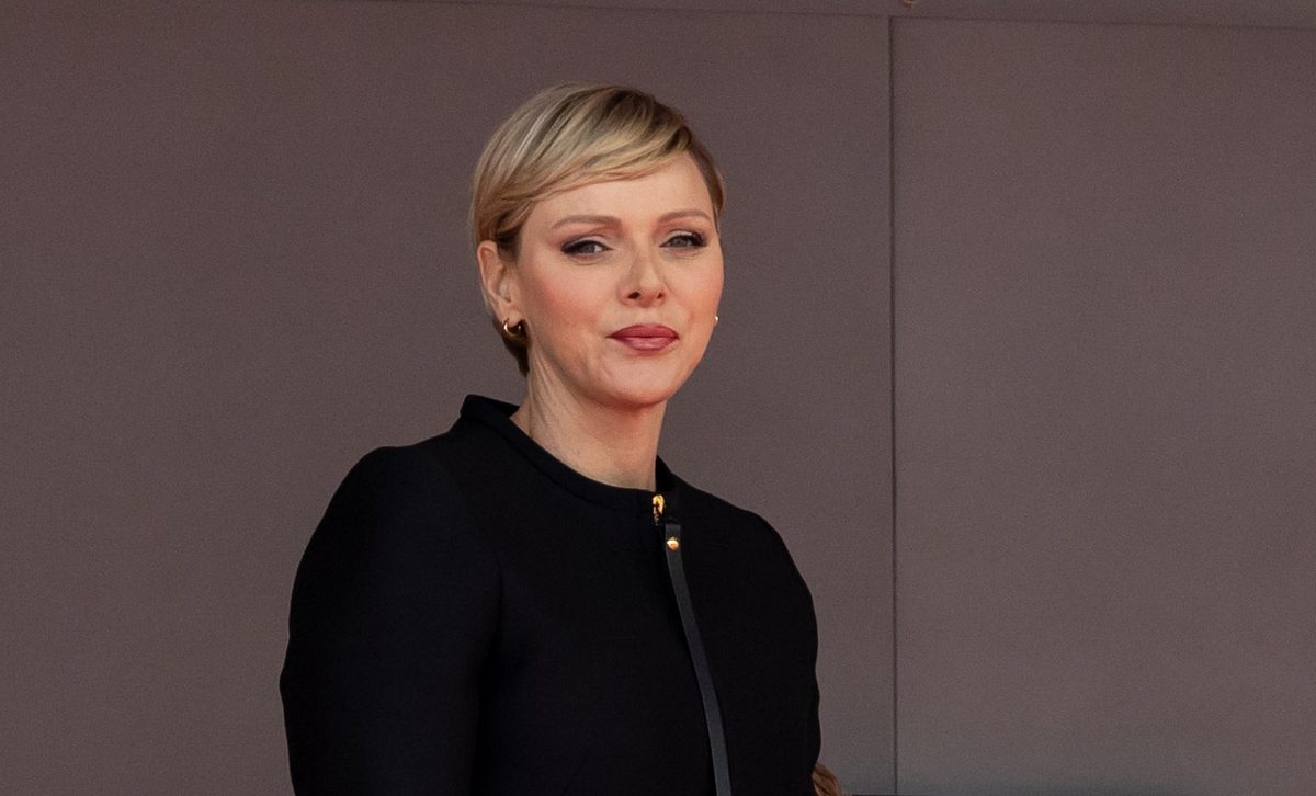 Fürstin Charlène von Monaco mit blondem Pixie Cut und schrägem Pony.