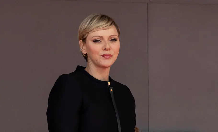 Pixie Cut mit blonden Haaren und schrägem Pony Fürstin Charlène von Monaco mit blondem Pixie Cut und schrägem Pony.