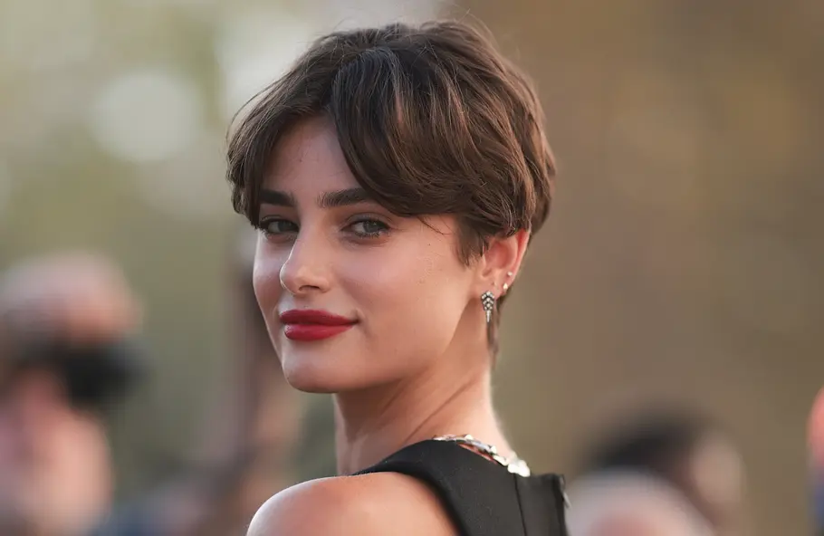 Moderner Pixie Cut mit Pony: Der Curtain Bang Pixie Pixie Cut mit Pony: Die schönsten Varianten der Kurzhaarfrisur