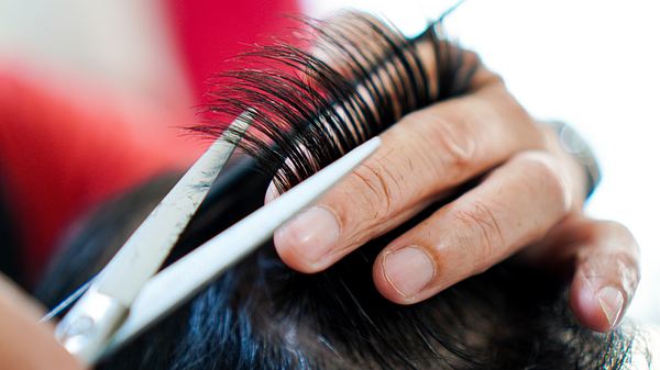 Pixie Cut mit schrägem Pony: Die schönsten Pixie-Frisuren mit Side Bangs - Foto: Nattawat Jindamaneesirikul/iStock