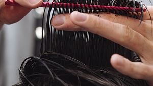 Pflegeleicht und ausgefallen zeigt sich der Pixie Cut mit Sidecut. Wir stellen die schönsten Varianten vor. - Foto: Tatsiana Volkava/Getty Images (Themenbild)