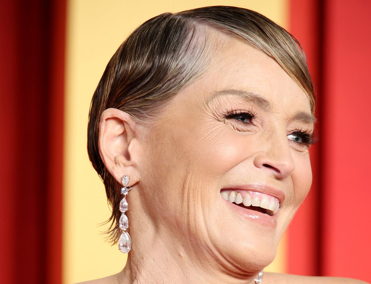 Pixie Cut Frisur ab 60: Im Sleek-Look mit Seitenscheitel Hollywood-Star Sharon Stone trägt den angesagten Wet-Look mit Pixie Cut.