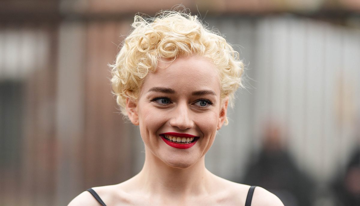 Aus einem glatten Pixie Cut lässt sich ein Curly Pixie Cut zaubern.