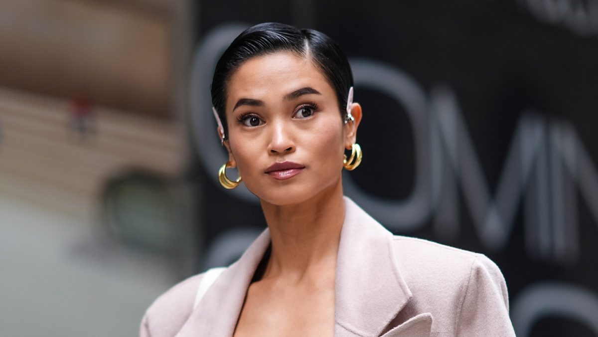 Dass der Pixie Cut sehr glamourös wirken kann, beweist dieses Styling: Sleek im Wet-Look zurückgegelt und mit tiefem Seitenscheitel, sorgt die Kurzhaarfrisur für einen eleganten Auftritt.