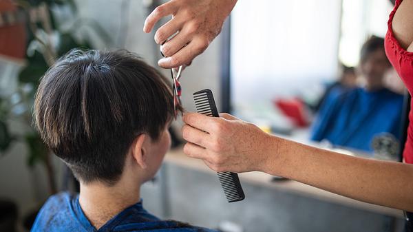 Pixie Cuts 2023: Das sind die angesagtesten Variationen der Kult-Kurzhaarfrisur im nächsten Jahr - Foto: miodrag ignjatovic/iStock