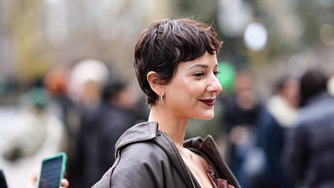 Pixie Cut 2024: Diese 5 Kurzhaarfrisuren liegen jetzt im Trend - Foto: Edward Berthelot/Getty Images