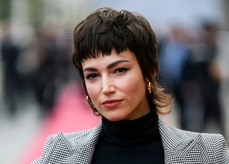 Pixie herauswachsen lassen: der Mixie Der Mixie vereint Pixie Cut und Mullet.
