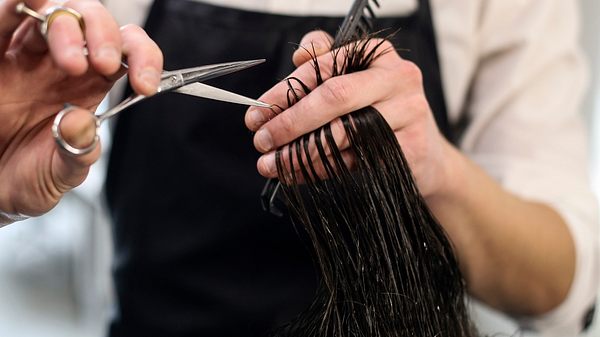 Unter den Kurzhaarfrisuren ist der Pixie mit Undercut besonders extravagant und cool. - Foto: Getty Images/GoodLifeStudio (Themenbild)