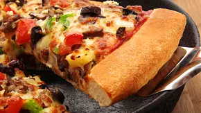 Pizza aus der Pfanne. - Foto: fozrocket/iStock Pizza aus der Pfanne. - Foto: fozrocket/iStock