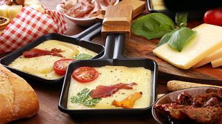Raclette Pfännchen mit Käse, Kirschtomaten, Schinken, Basilikum - Foto: Symbolbild: beats3/iStock