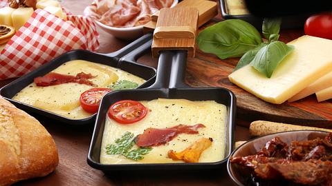 Raclette Pfännchen mit Käse, Kirschtomaten, Schinken, Basilikum - Foto: Symbolbild: beats3/iStock