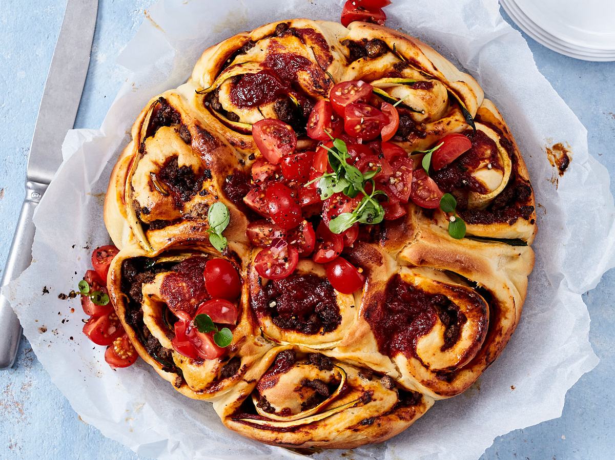 Mit Hackfleisch gefüllt schmecken die Pizzaschnecken ein wenig nach Bolognese