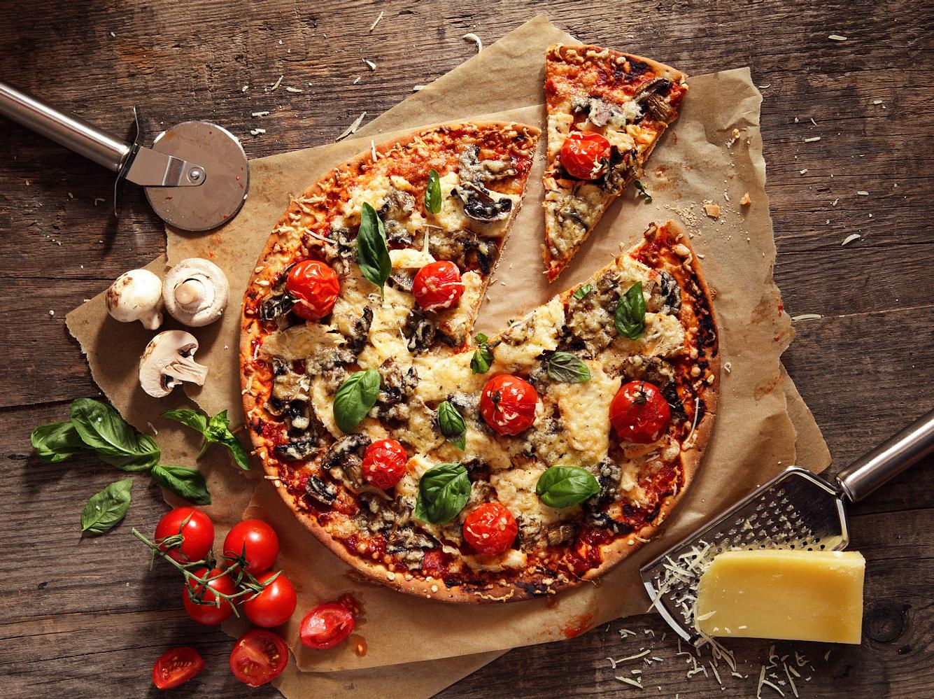 Mit unserem Pizzateig wird deine Kreation jeden Italiener neidisch machen. Mit unserem Pizzateig wird deine Kreation jeden Italiener neidisch machen.