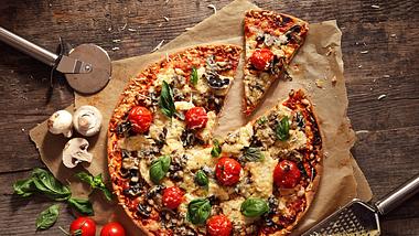 Mit unserem Pizzateig wird deine Kreation jeden Italiener neidisch machen. - Foto: iStock/lambada