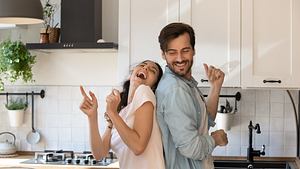 Platonische Liebe: Kann eine Beziehung ohne körperliche Nähe funktionieren? - Foto: fizkes/iStock