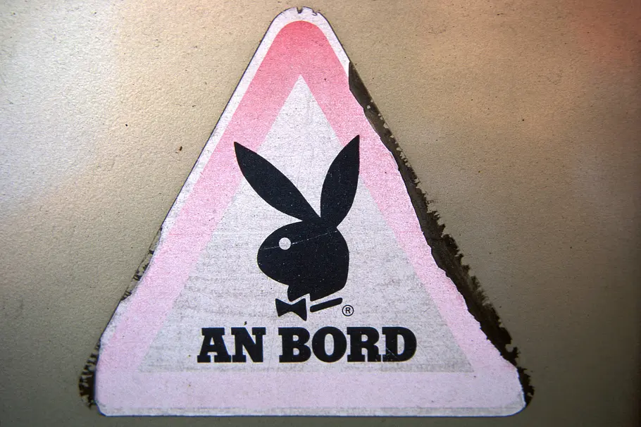 Playboy wieder auf Facebook Ein Schild zeigt den Playboybunny.