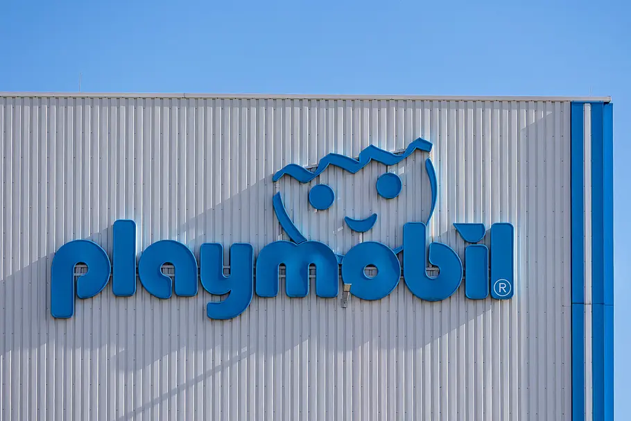 Playmobil-Pleite: so düster sieht die Zukunft des Spielzeugherstellers wirklich aus Das Logo von Playmobil an einer Produktionsstätte in Herrieden, Bayern.