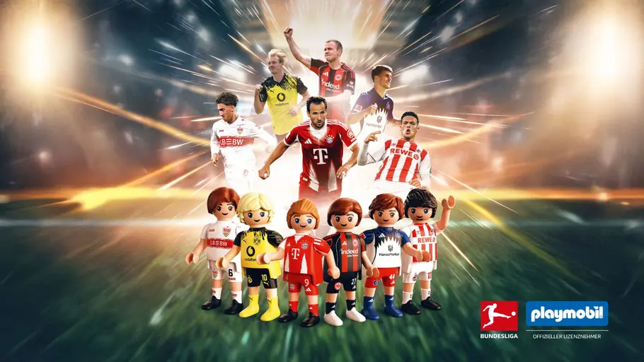 Playmobil x DFL Sechs Playmobil-Fuballer auf einem stadionrasen vor einer Collage von bekannten Bundesligaspielern