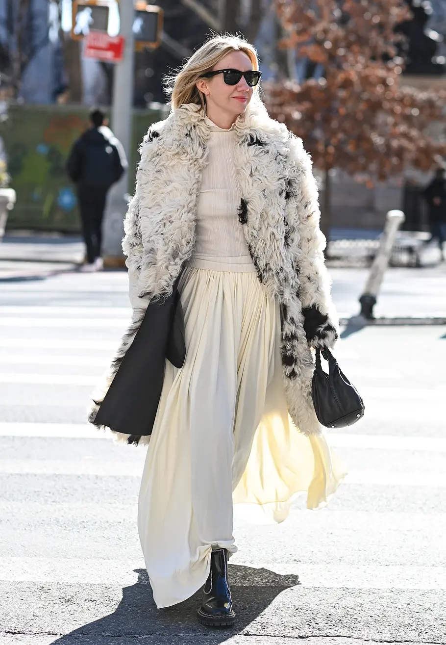 Plisseerock kombinieren im Winter Plisseerock kombinieren im Winter: Ein flauschieger Mantel komplettiert den Look.