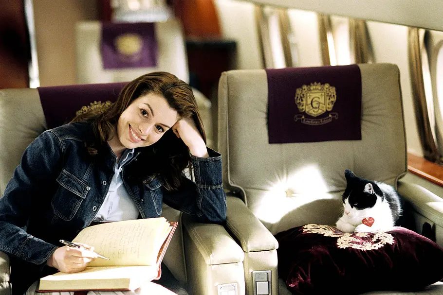 Prinzessin Mia, gespielt von Anne Hathaway, in Plötzlich Prinzessin 2 schreibt Tagebuch und sitzt im Privatjet.