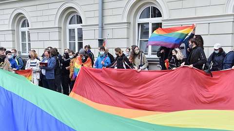 Polen: Gewalt & Hass gegen LGBTQI - Was dahinter steckt - Foto: IMAGO / newspix
